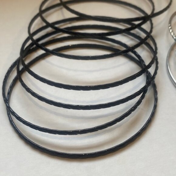 Vintage Bangle Lot 24 bangles Silver tone, black, copper tone and charcoal - Picture 4 of 9